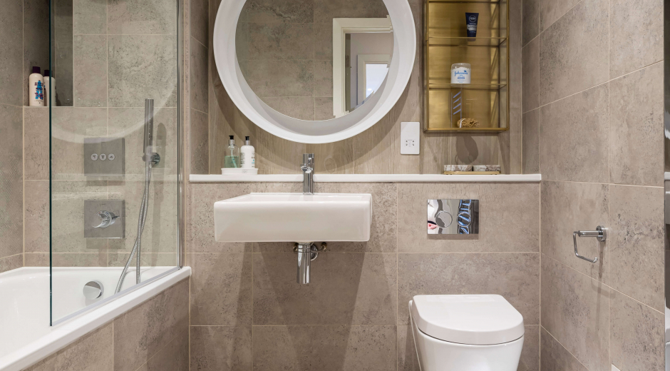 1, 237 Brixton hill - Bathroom